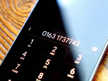 Auf dem Smartphone-Display ist eine Telefonnummer