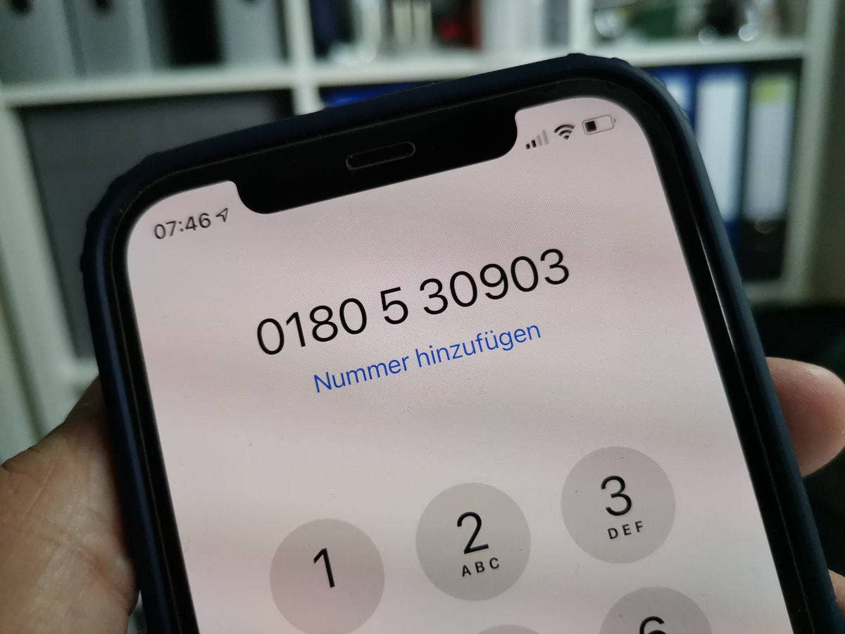 0180-Nummer auf einem Smartphone
