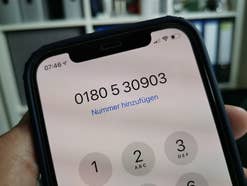 0180-Nummer auf einem Smartphone
