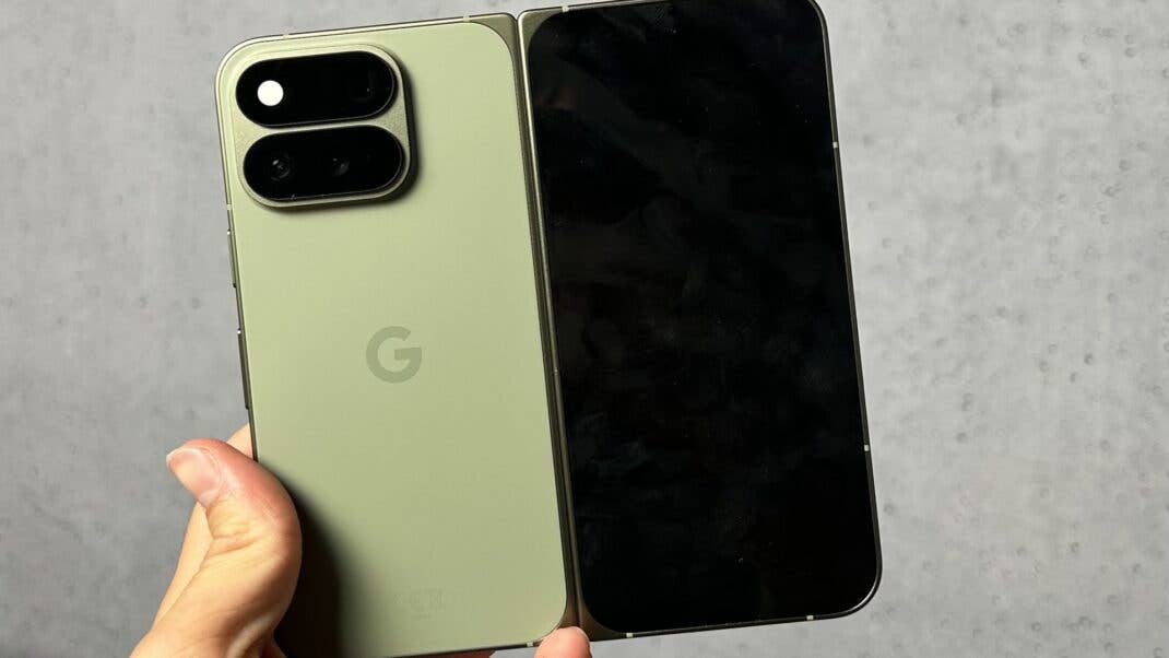 Aufgeklapptes Google Pixel Fold Smartphone in hellgrüner Farbe in einer Hand gehalten.