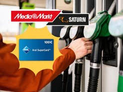 Zapfsäulen an einer Tankstelle, daneben ein 100 Euro Aral-Gutschein und das MediaMarkt-Logo