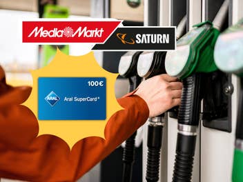Zapfsäulen an einer Tankstelle, daneben ein 100 Euro Aral-Gutschein und das MediaMarkt-Logo