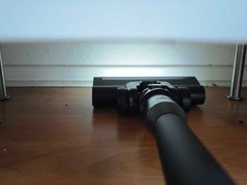 Silvercrest Akku-Zyklonsauger saugt unter Schrank