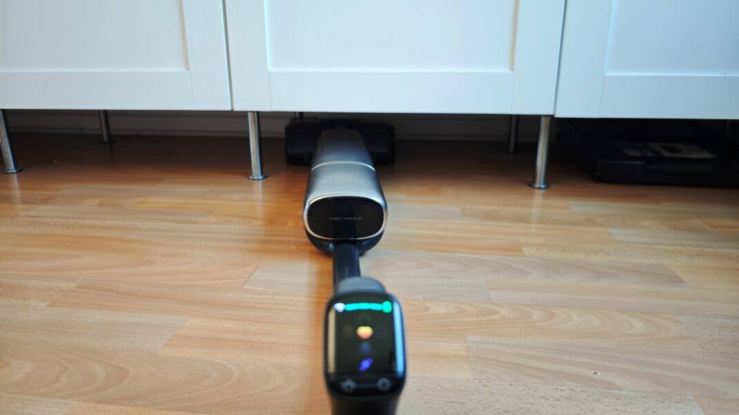 Dreame T16 Pro Heat Test um 180 abgesenkt auf dem Boden unter einer Küchentheke