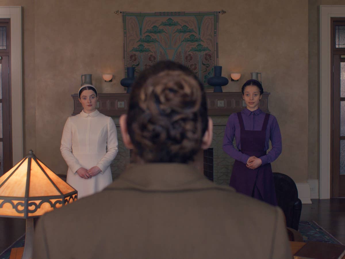 Die Sequel zu „The Handmaid's Tale“ ist da. Szene aus „The Testaments“: Drei Frauen, die in einem Wohnzimmer stehen