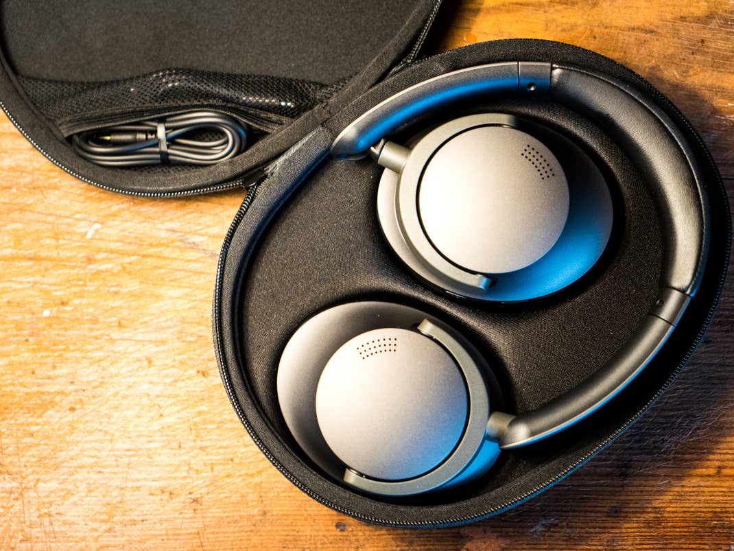 The headphones are delivered in a sturdy case.