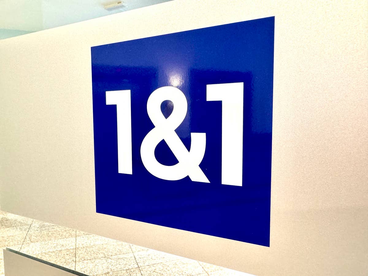 1&1: Neue Zahlen mit faustdicker Überraschung 1&1-Logo an einer Infotafel in Ratingen.