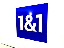 1&1-Logo auf einer Tür.