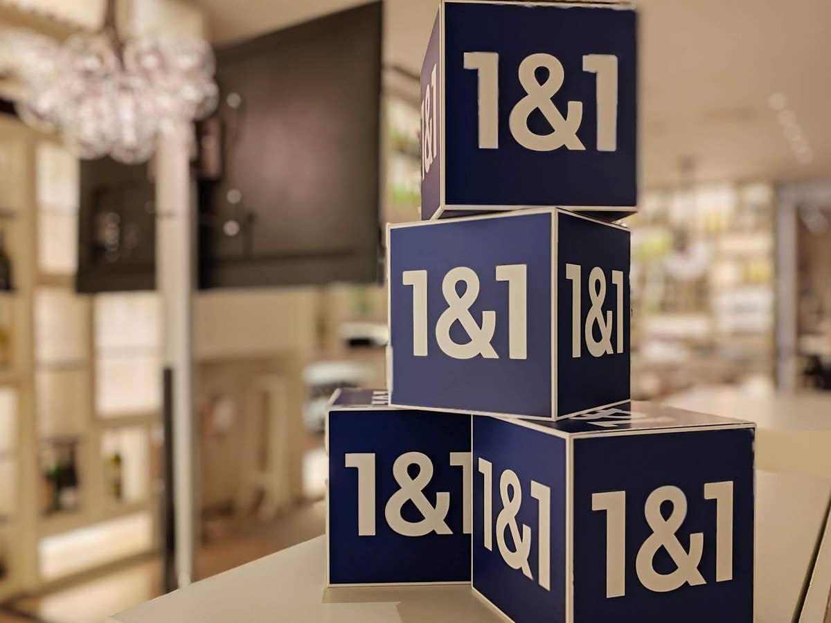 Pappwürfel mit dem 1&1 -Logo