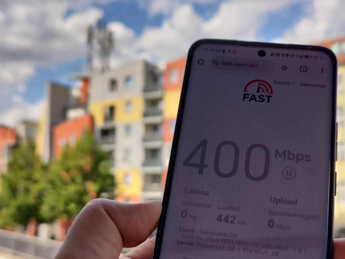 Speedtest im Netz von 1&1: Im Hintergrund steht der Sendemast