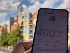 Speedtest im Netz von 1&1: Im Hintergrund steht der Sendemast