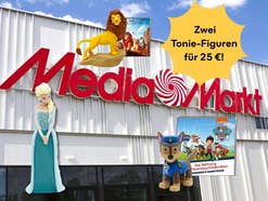 MediaMarkt-Store im Hintergrund, drumherum einige Tonie-Figuren und der Hinweis, dass zwei davon zusammen jetzt nur 25 Euro kosten