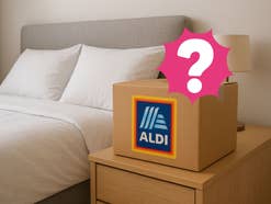 Aldi-Paket neben einem Bett im Schlafzimmer