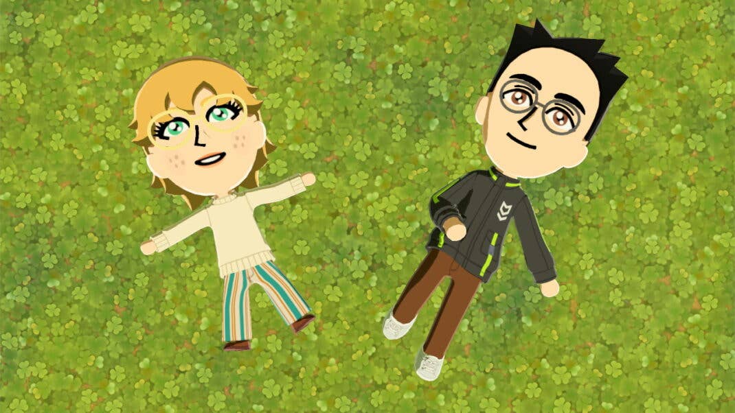 Zwei Miis liegen auf einer Wiese und schauen nach oben.