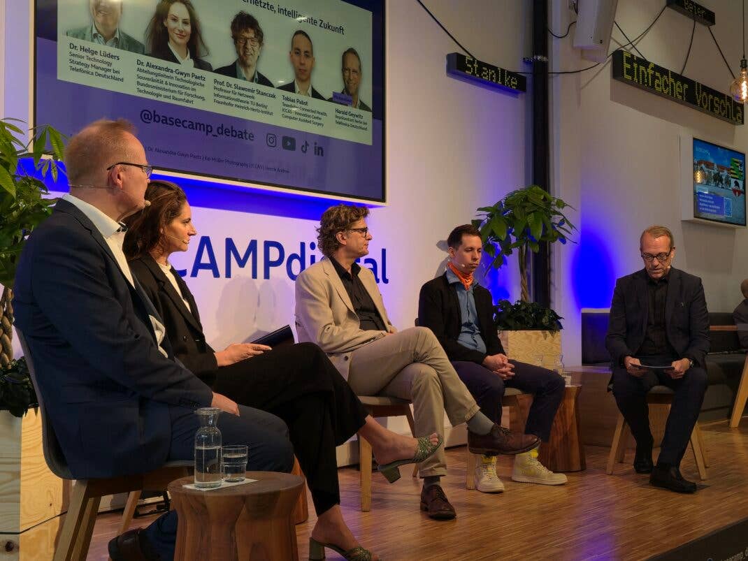 Dr. Helge Lüders, Dr. Alexandra-Gwyn Paetz, Prof. Dr. Slawomir Stanczak, Tobias Pabst und Moderator Harald Geywitz auf der Bühne im BASECAMP