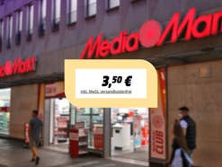Ein MediaMarkt-Eingang im Hintergrund, im Vordergrund: Einblendung eines Online-Preisschilds über 3,50 Euro.