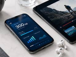 Ein Smartphone mit der Anzeige 
