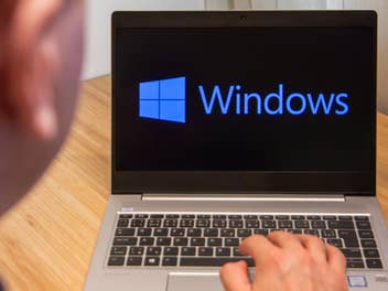 Mann nutzt einen Windows-Rechner.
