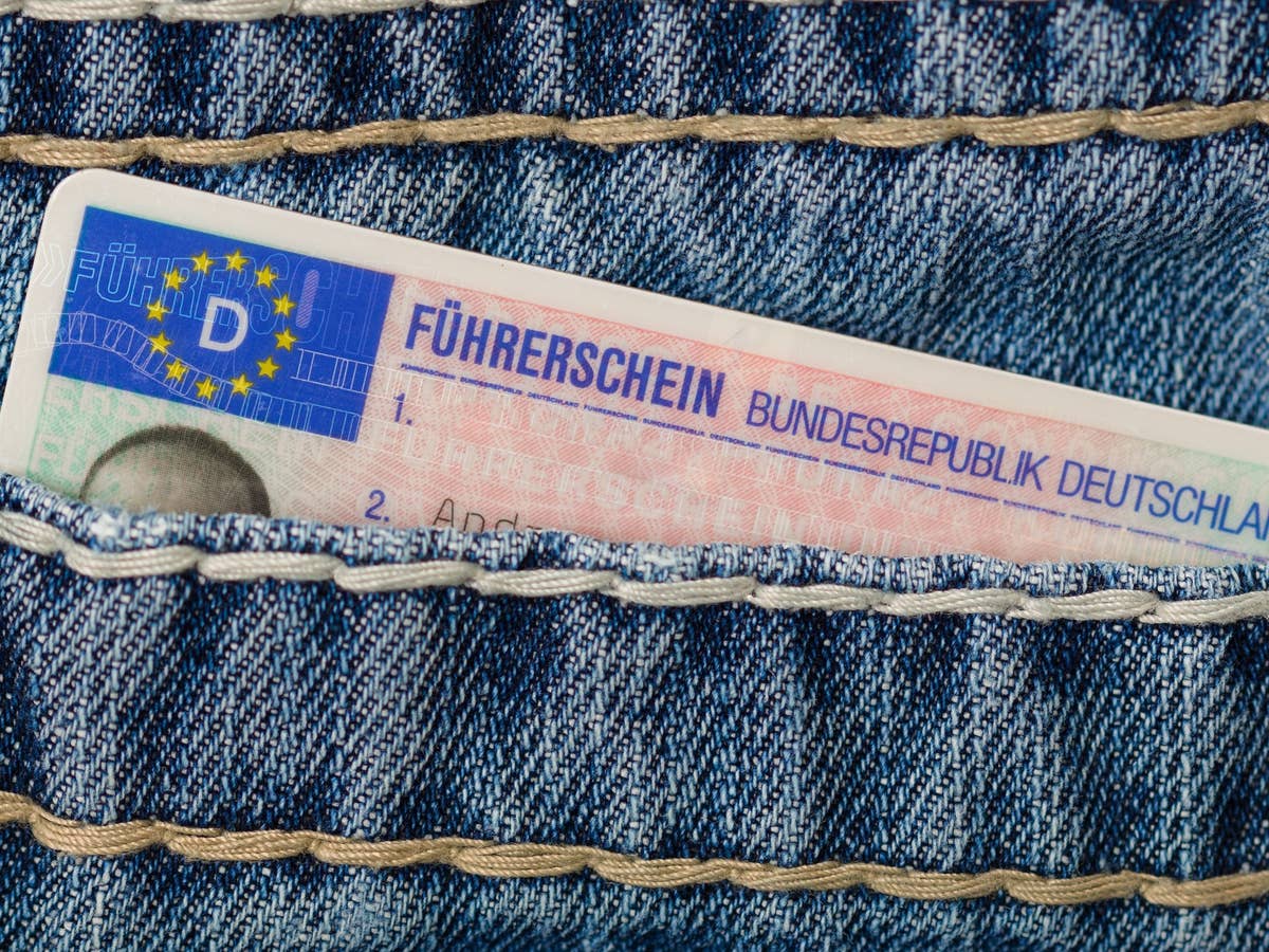4.000 Euro für den Führerschein: Abzocke? Eine Fahrlehrerin erklärt, warum er so teuer ist. 4.000 Euro für den Führerschein: Abzocke? Eine Fahrlehrerin erklärt, warum er so teuer ist.