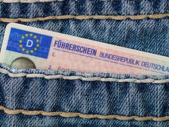 4.000 Euro für den Führerschein: Abzocke? Eine Fahrlehrerin erklärt, warum er so teuer ist.