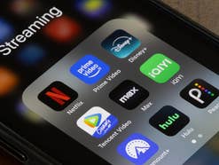 Smartphone mit Streaming-Apps, Netflix, Disney+, HBO Max