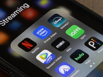 Smartphone mit Streaming-Apps, Netflix, Disney+, HBO Max