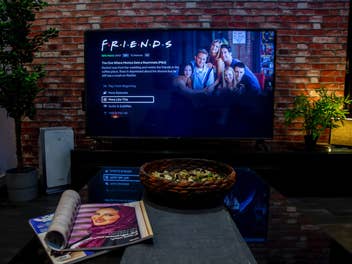 4K-TV auf dem die Kultserie Friends läuft