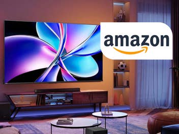 4K-Fernseher im Hintergrund, davor das Amazon-Logo