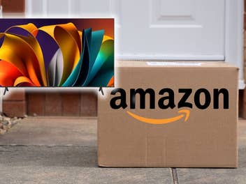 4K-Fernseher neben einer Amazon-Paket vor einer Haustür