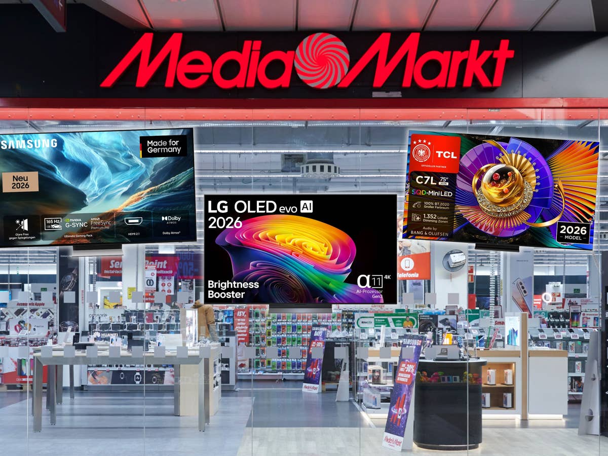 4K-Fernseher bei MediaMarkt zu Tiefstpreisen Im Hintergrund ein MediaMarkt-Geschäft, davor 4K-TVs von LG, Samsung und TCL