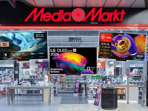 Im Hintergrund ein MediaMarkt-Geschäft, davor 4K-TVs von LG, Samsung und TCL