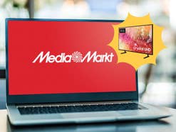 MediaMarkt Logo an einem Laptop mit Samsung TV