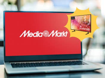 MediaMarkt Logo an einem Laptop mit Samsung TV
