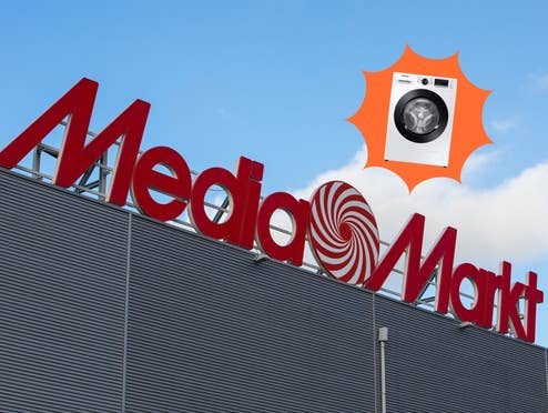 Ein MediaMarkt-Gebäude vor blauem Himmel. Davor sieht man eine Samsung-Waschmaschine.