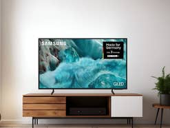 Ein Fernseher auf einem Sideboard