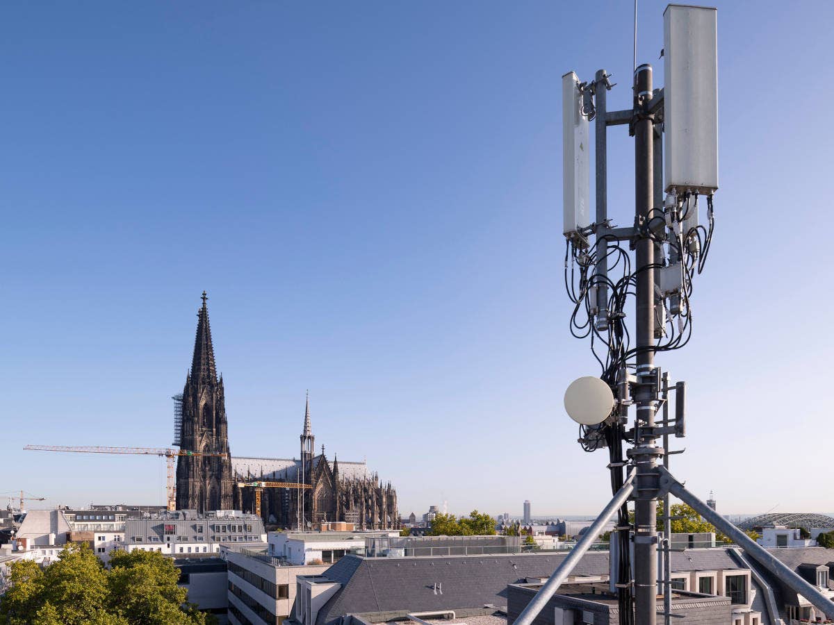5G Antenne in Köln vor dem Kölner Dom
