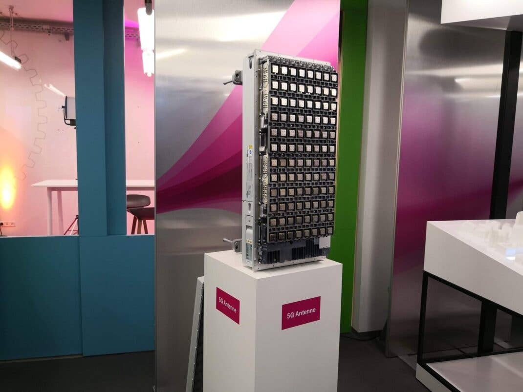 Eine aufgeschraubte 5G-Antenne der Telekom