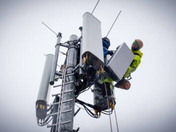Höhenarbeiter montieren Netzelemente an einer 5G-Basisstation der Deutschen Telekom.