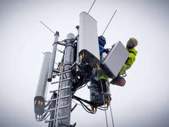 Höhenarbeiter montieren Netzelemente an einer 5G-Basisstation der Deutschen Telekom.