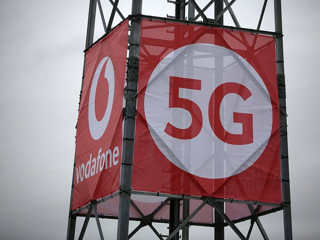 Ein 5G-Logo von Vodafone an einem Mast