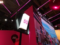 Eine symbolische 5G-Antenne auf dem Messestand der Telekom