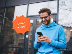 Mann mit Smartphone; Tarif unter 4 Euro