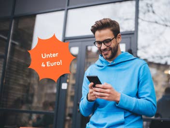 Mann mit Smartphone; Tarif unter 4 Euro