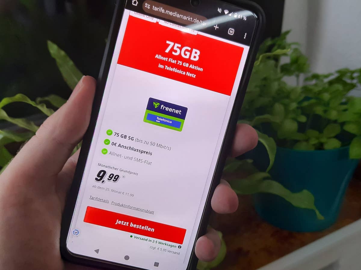 Smartphone mit einem Tarif-Angebot auf dem Bildschirm