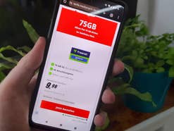 Smartphone mit einem Tarif-Angebot auf dem Bildschirm