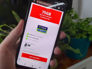 Smartphone mit einem Tarif-Angebot auf dem Bildschirm