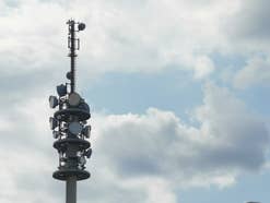 5G-Antennen-Mast vor bewölktem Himmel