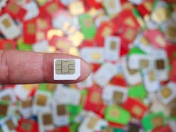 Eine Vielzahl an SIM-Karten für Handytarife im Hintergrund, eine SIM-Karte vorn im Fokus