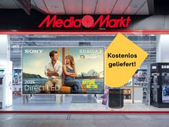 Sony 4K-Fernseher im Vordergrund mit dem Hinweis, dass er gratis geliefert wird. Dahinter ein MediaMarkt-Store.