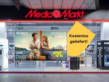 Sony 4K-Fernseher im Vordergrund mit dem Hinweis, dass er gratis geliefert wird. Dahinter ein MediaMarkt-Store.